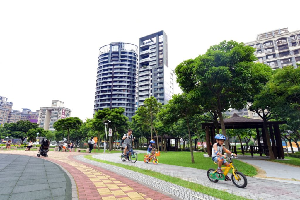 「日和傳家」周遭綠地環繞，散步即達林口樂活公園及運動公園