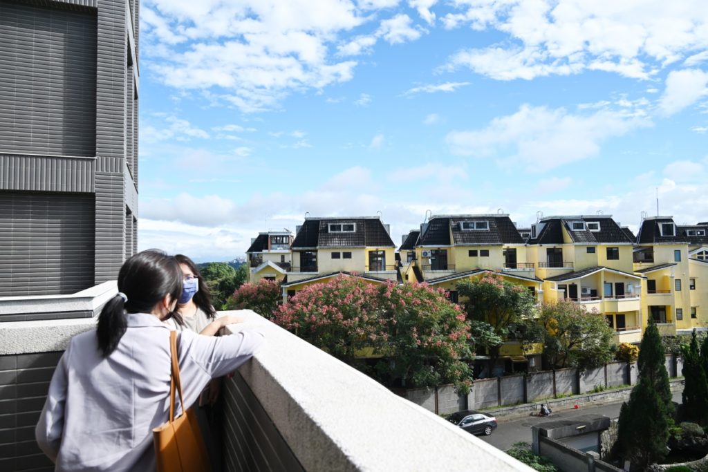 「日和傳家」大露臺戶外現場實景照，社區環境靜謐，盡享鳥語花香