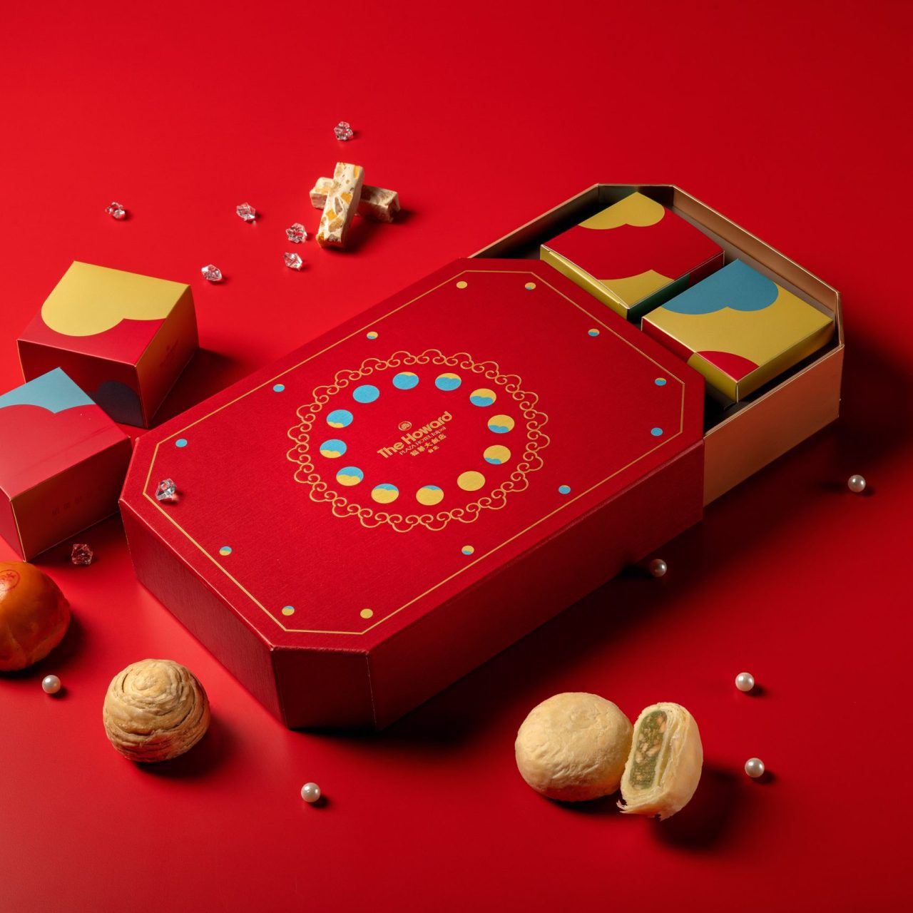 首次推出限量版「新月珠寶盒」,收納了多款經典手作美味 (台北福華大飯店提供)