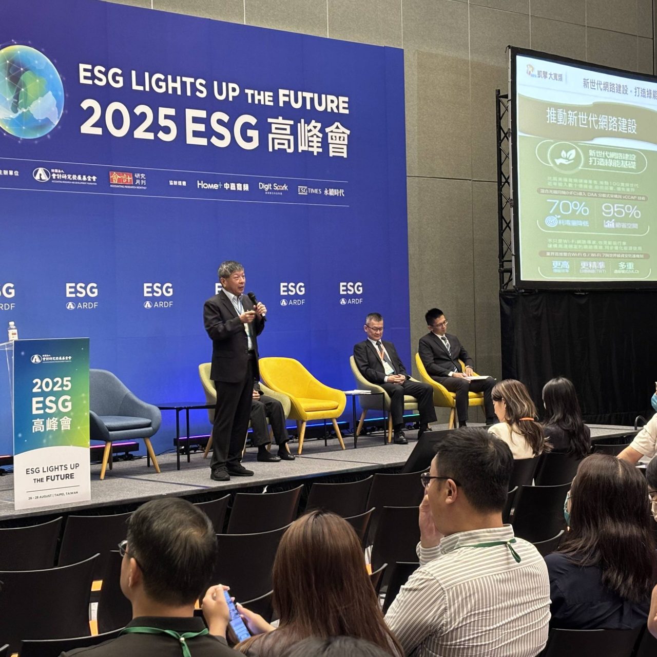 凱擘大寬頻董事長王鴻紳擔任《科技與永續》論壇與談人,分享實踐環境永續理念。(凱擘大寬頻提供)