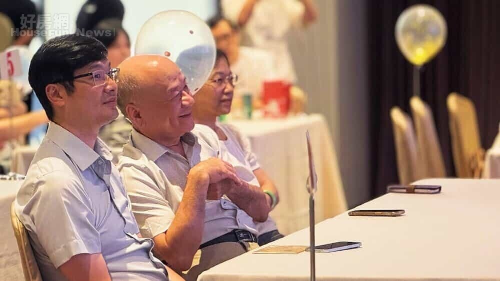▼華育婦產科院長徐明義(右)及副院長王呈瑋(左),兩位醫師的祝福,不僅獻給到場家庭,更傳遞給仍在努力追求好孕的女性。