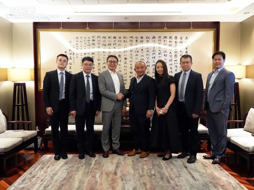 ▼台灣外泌體董事長洪奇昌、日本豐田控股社長豐田浩之拜訪台日關係協會會長蘇嘉全前合影。