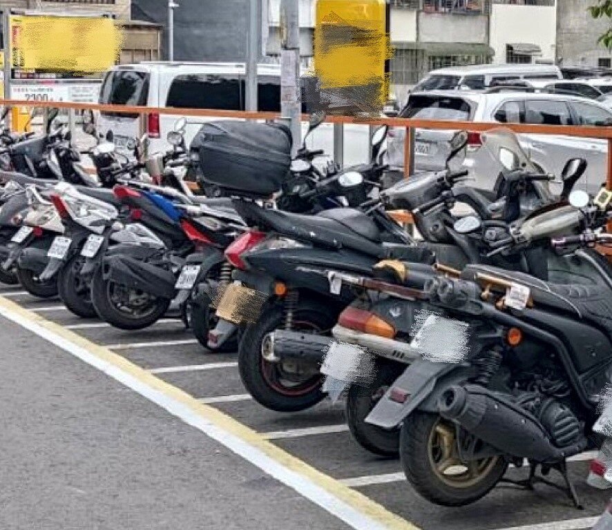 今年8月1日起,開放大型重機可停放板橋、新店的路邊機車格。圖/新北市交通局提供