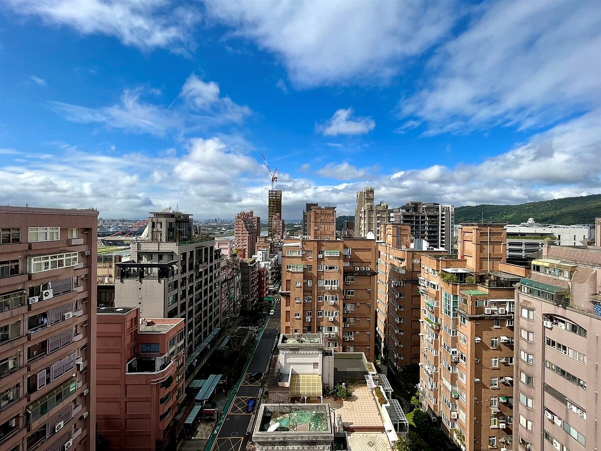 永慶房屋提醒,過戶房產的房地現值總額若超出每人每年244萬元,就要繳納贈與稅。圖/永慶房產集團提供