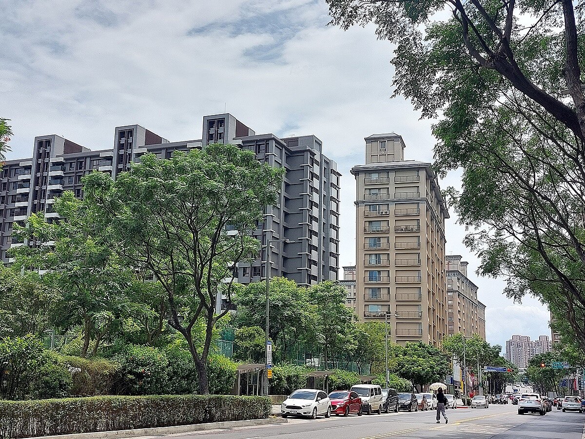 淡海新市鎮預售屋站上3字頭,不過中古大樓、或是屋齡8~10年還算新的大樓,單價仍在2字頭,加上新青安帶動,7、8月有許多首購族在淡水買房。圖/好房網News記者林和謙/攝