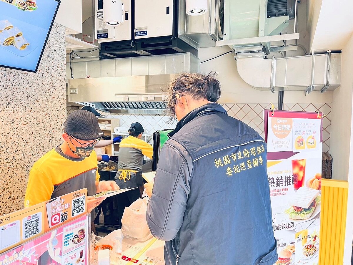 桃園市環保局今年1月起推動「食在淨煙—餐飲油煙陳情減量精進專案」見成效,店家自主改善率達7成。圖/桃園市環保局提供