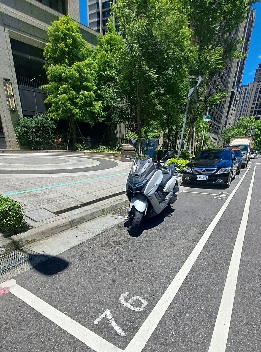 大型重機依法可停放於停車格。圖/新北市交通局提供