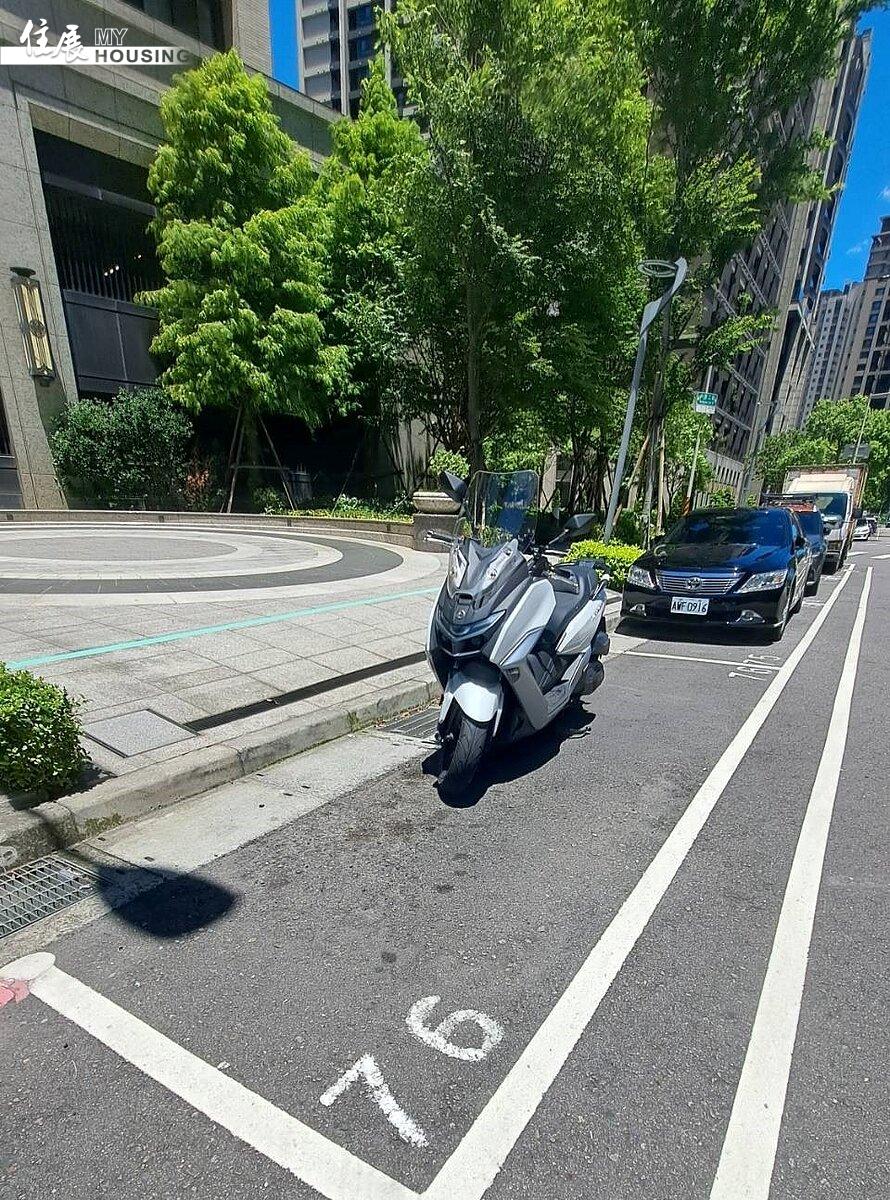 大型重機依法可停放於停車格。圖／新北市交通局提供