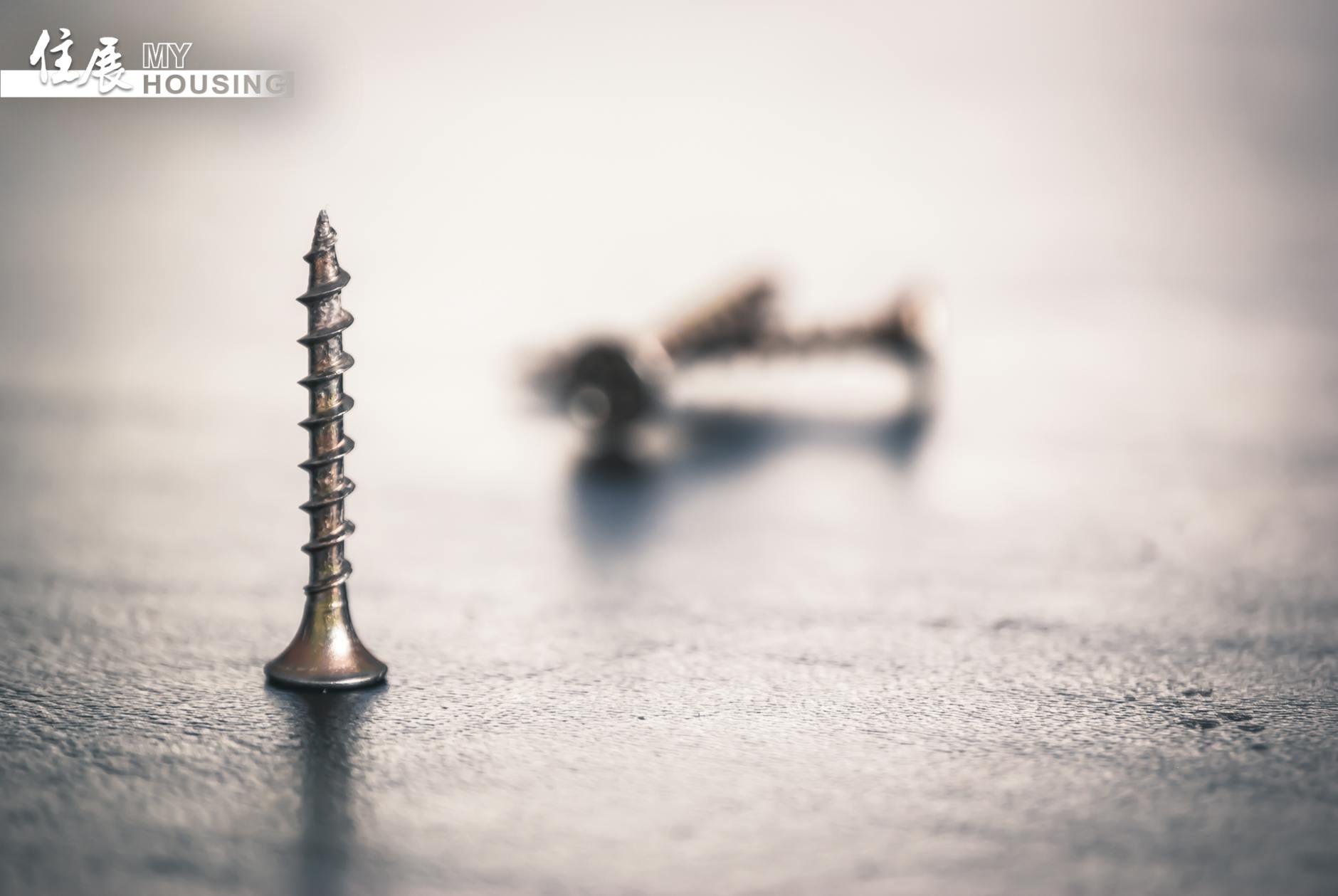 shallow focus photo of screw