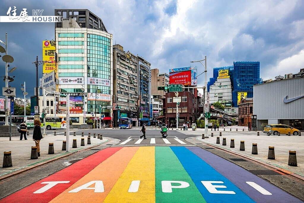 西門町商圈為多元文化的流行聖地，捷運西門站6號出口前彩虹地景。圖／台北市政府提供
