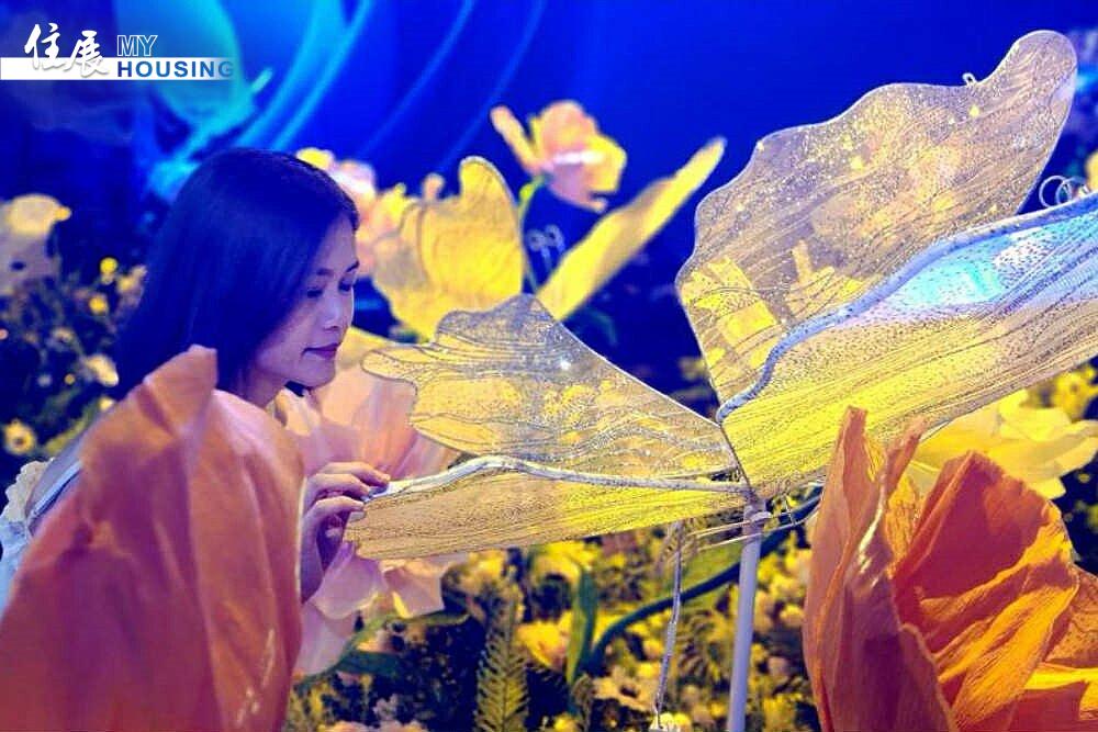 超高亮度投影系統，營造五米高包覆式立體空間，讓觀眾如同置身動態故事書，重返童話的奇幻篇章。圖／詠威互動科技提供