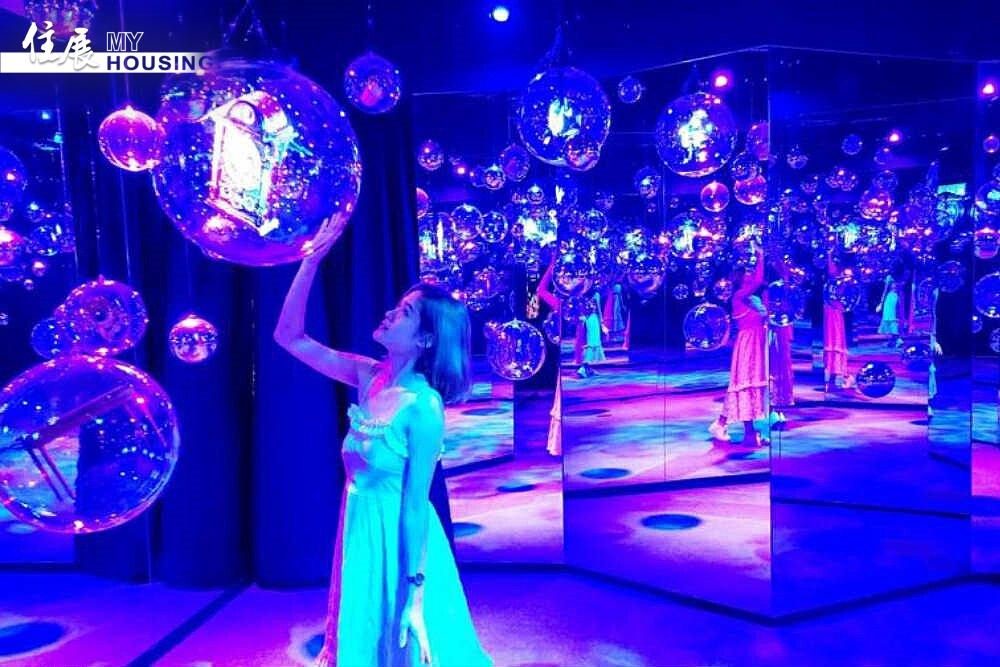 展覽以沉浸式體驗帶領觀眾走進奇幻仙境，和愛麗絲一起經歷冒險。圖／詠威互動科技提供