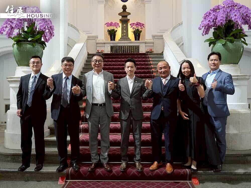 ▼左三起台灣外泌體董事長洪奇昌、總統府副秘書長何志偉、日本豐田控股社長豐田浩之在總統府合影。