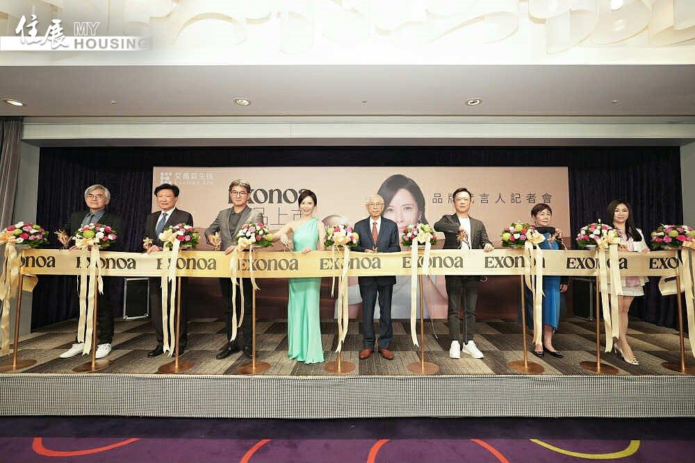 艾萬霖生技董事長林奏延（左5）與來賓和品牌代言人天心（左4）一同剪綵。圖／艾萬霖生技提供