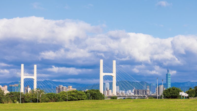 三重仁義重劃區，重陽橋一橋進士林，到北士科僅需10分鐘車程，加上享有水岸條件，受到不少科技業族群喜愛。（重陽橋／業者提供）