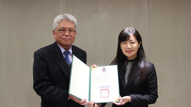 土地銀行響應財政部國有財產署推動國有非公用邊際土地環境保護認養工作，國有財產署署長曾國基(左)頒發感謝狀，由土地銀行副總經理蔡慈瑛(右)代表受獎。