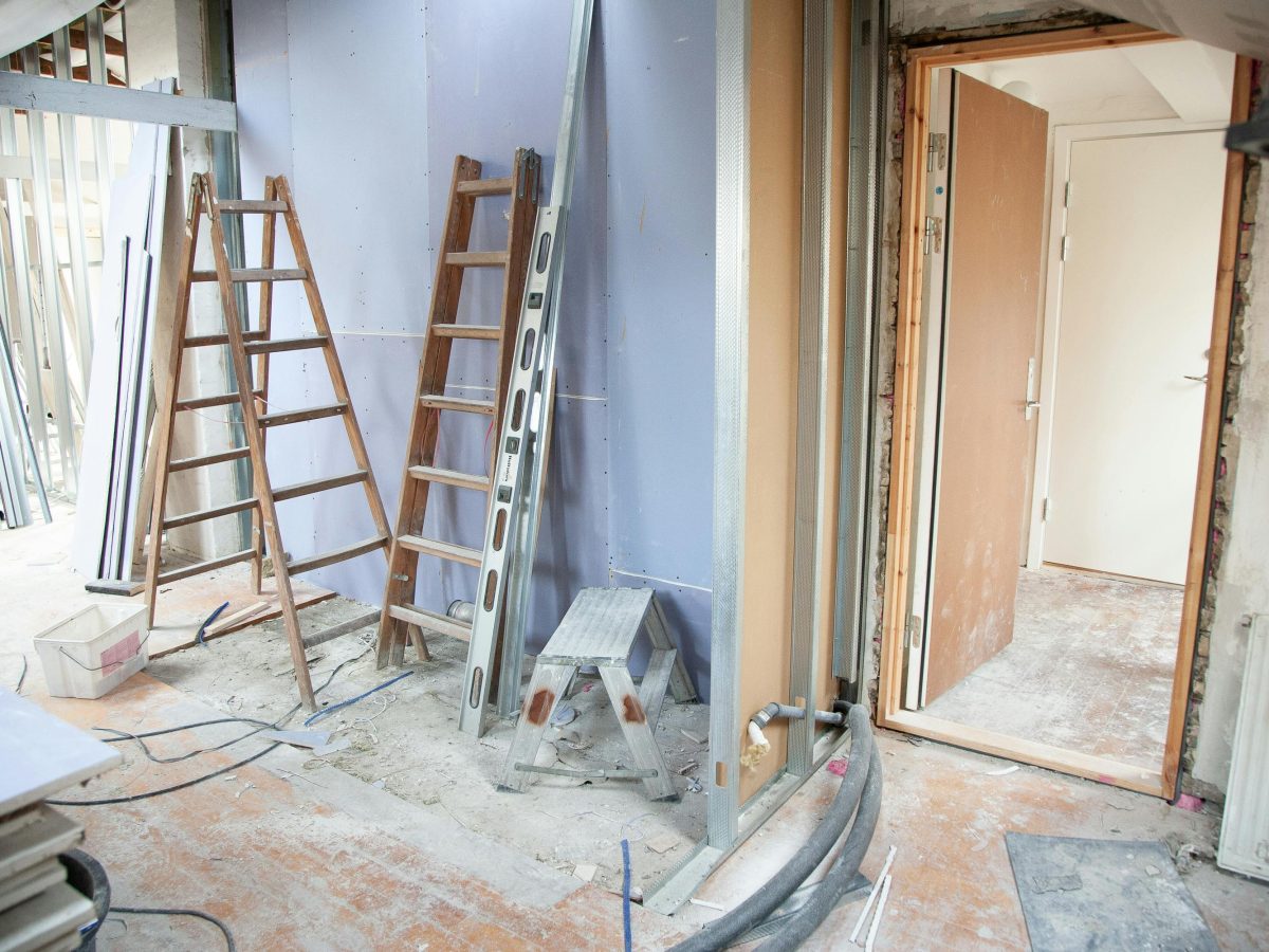 輕隔間施工能減輕建物負重，在大樓越蓋越高下越漸普及。