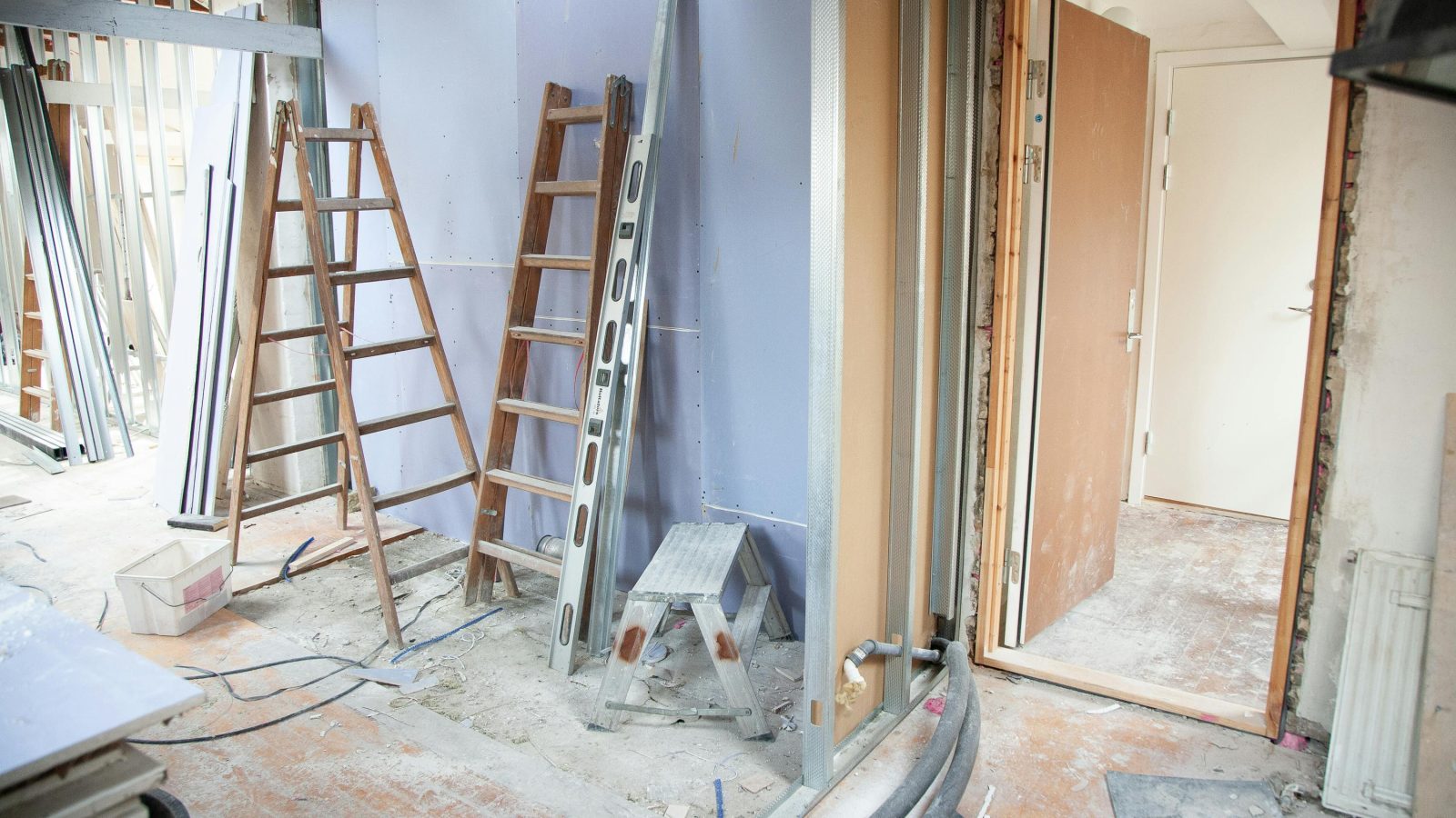 輕隔間施工能減輕建物負重，在大樓越蓋越高下越漸普及。