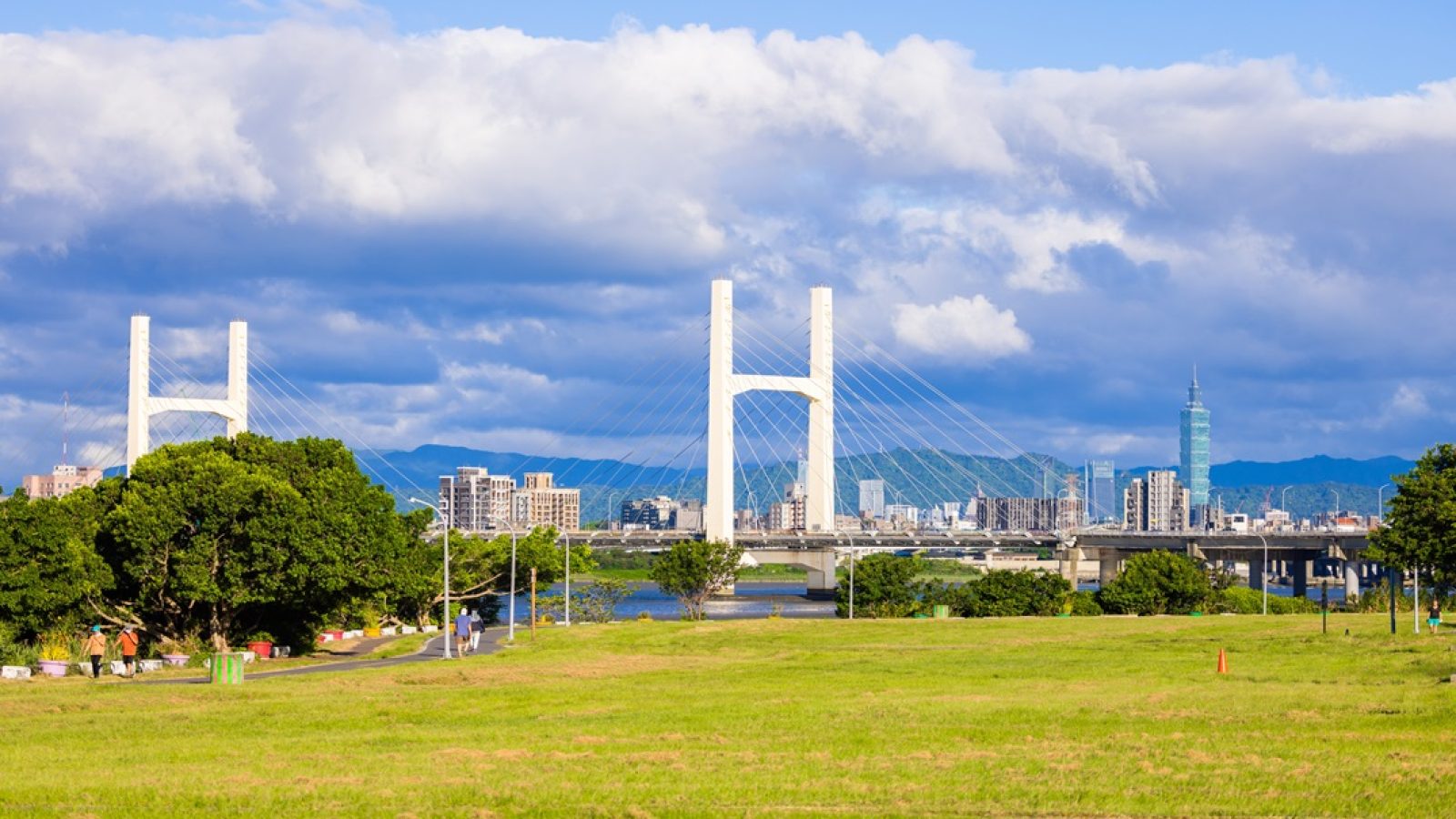 淡水河畔公園，享有大片綠意、自然水岸條件。(圖／業者提供)