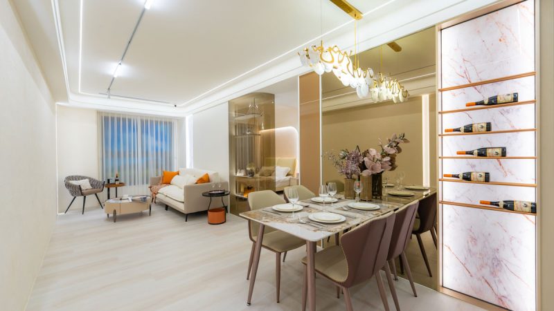 「臥墨池」樣品屋示意客廳＋餐廳大面寬的無界格局，良好採光穿透，空間動線流暢自在。（圖／業者提供）