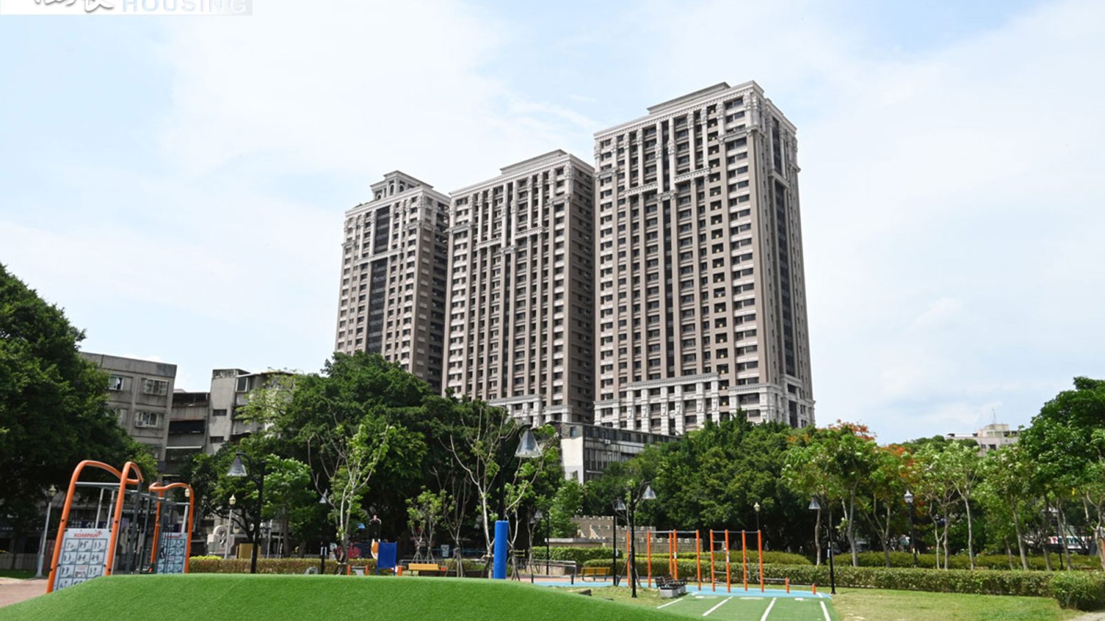 「都更助漲房價」至今似乎已成共識，但其實影響房價漲跌的因素多元，例如市場性、營建成本，以及投機客炒作都是其中之一。圖為永和大陳社區單元二。