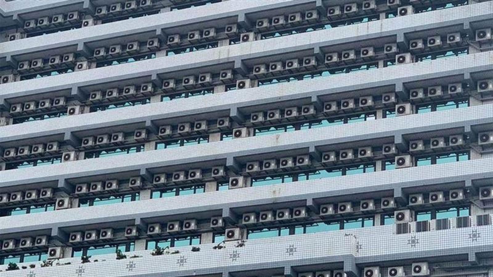 大樓背面掛滿292台冷氣室外機。圖∕爆廢公社