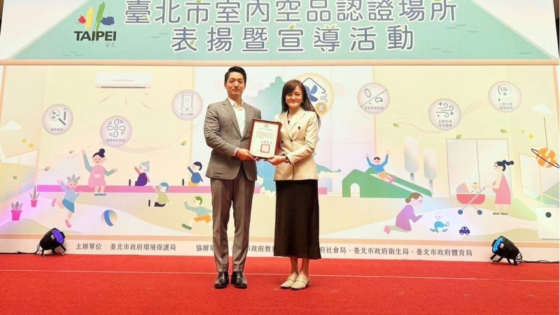 鑫圓方董事長林鈺霏自蔣萬安手上接過感謝狀。