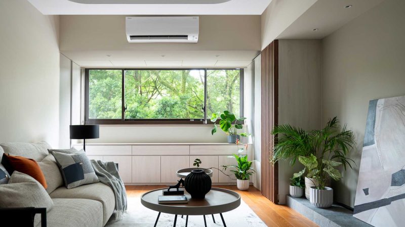 運用借景的手法將窗外景致引入室內, 亦運用實木元素來呼應窗外的大片綠意