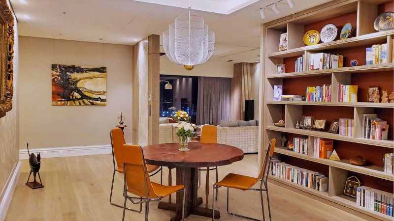 餐桌沿用原有的中式原木桌，搭配前衛又輕巧的義大利Midj馬鞍皮玫瑰金金屬餐椅，化解原本餐桌的厚重，並以輕盈的Moooi金屬絲線吊燈，營造輕鬆浪漫的用餐氛圍。