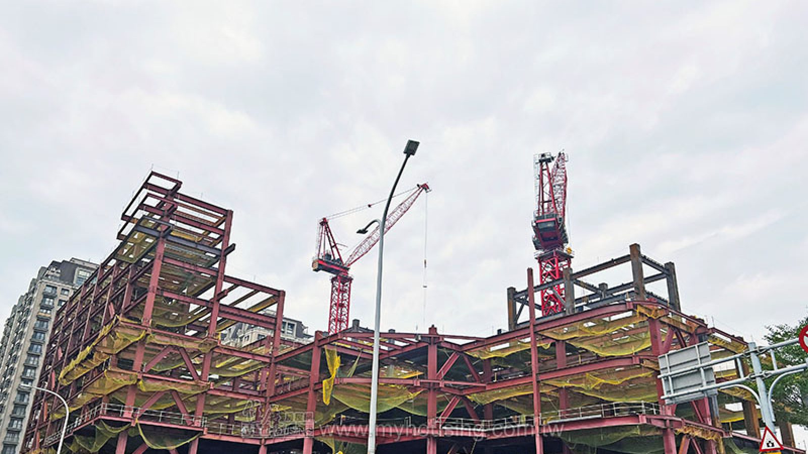 工地頻出包！青埔建案傳梁裂 竹北大樓周遭路面塌陷