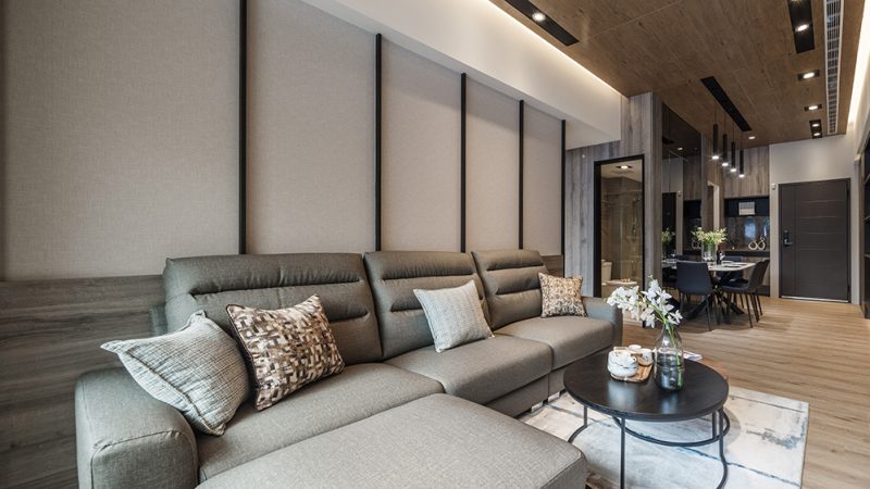 深色沙發套組搭配大理石墻面、深色木質地板，打造知性人文氣息。