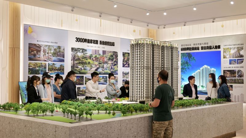 新青安看板-去年Q3財政部推出的新青年安心成家房貸專案，已被貼上炒房幫兇的標籤。
