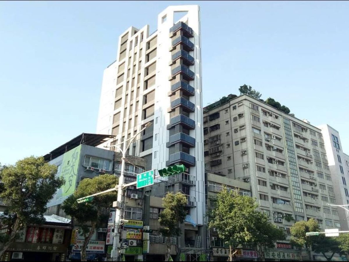 台北市出現越來越多小基地的都更危老建案，內政部盼「危老規模獎勵」能改善破碎市容。（圖／翻攝自『仰大安』官方臉書）