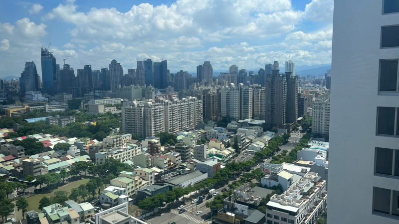市場觀察50坪以上產品以單元二、七期最多，其中單元二享有大棟距、大面積綠意。