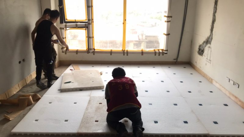 室內施作隔音工程，需先舖上隔音墊後，再灌水泥壓層，再鋪表面材，整個厚度會增加不少，圖中白色物體為琴房特殊隔音墊較厚。（圖：芬格空間設計提供）