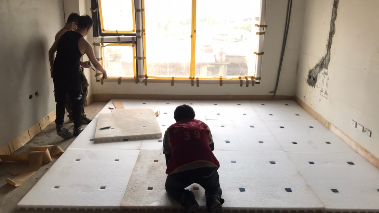 室內施作隔音工程，需先舖上隔音墊後，再灌水泥壓層，再鋪表面材，整個厚度會增加不少，圖中白色物體為琴房特殊隔音墊較厚。（圖：芬格空間設計提供）