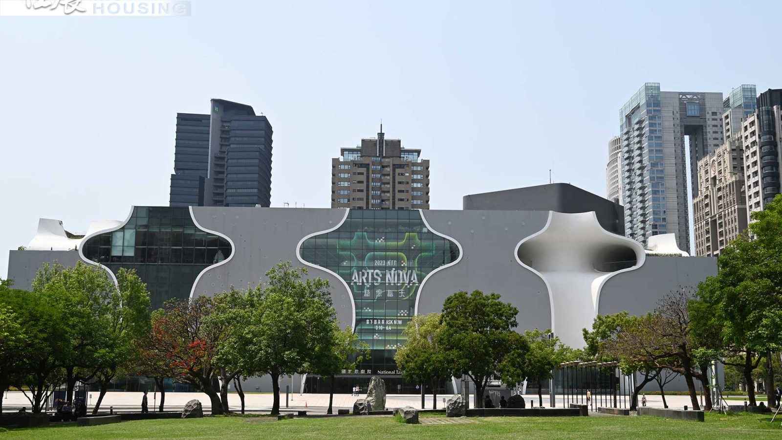 100702-1台中近年吸引許多日本大師級團隊前來揮毫創意，躍升全台具指標性的建築城市