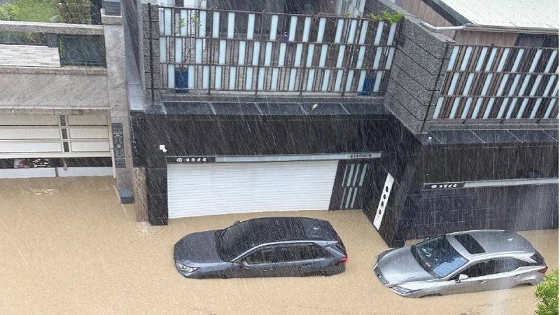 高雄近來受颱風影響，接連傳出豪宅區變「濠」宅區的淹水災情。圖∕Ru儒哥臉書