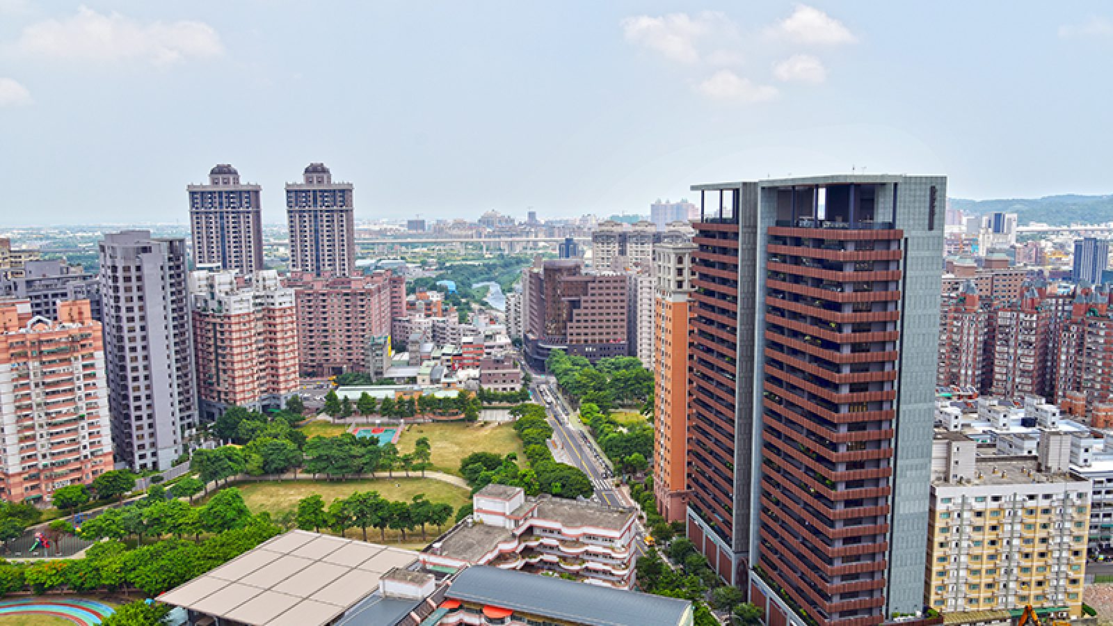 雖貴為桃園市的『首善之區』，但其實桃園區的腹地並不大，全區面積僅34.8平方公里，放眼全市，僅較八德區稍廣，發展空間相對有限。不過，受惠於台鐵、高速公路等交通建設挹注，本區發展可說是一馬當先，領跑其餘行政區，成為各項機能完備的菁華區塊。