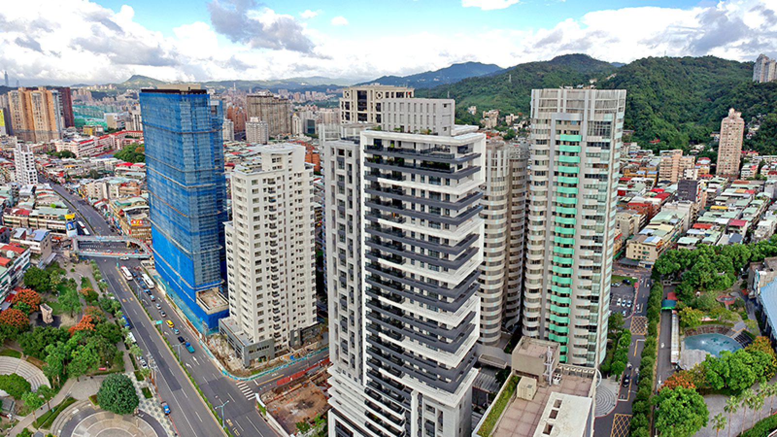 【文/惟馨周報】新店位於新北市南部，北側隔著景美溪與台北市文山區相望，東、南兩側分別與石碇、烏來相鄰，西側從北到南依次與永和、中和、土城和三峽相鄰，屬於台北都會區的衛星城市之一，總人口數近30萬人，是新北市人口第5大區，總面積12,023公頃，全區有新店溪由南往北流經，將區內土地分為東、西兩半，該區商業及行政機能主要集中在新店溪東岸。