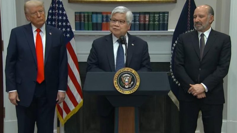 美國總統川普、商務部長霍華德（右）和台積電董事長魏哲家（中）台北時間3月4日於白宮舉行共同記者會，宣布台積電將加碼投資1千億美元擴廠。（圖／CNBC新聞網）
