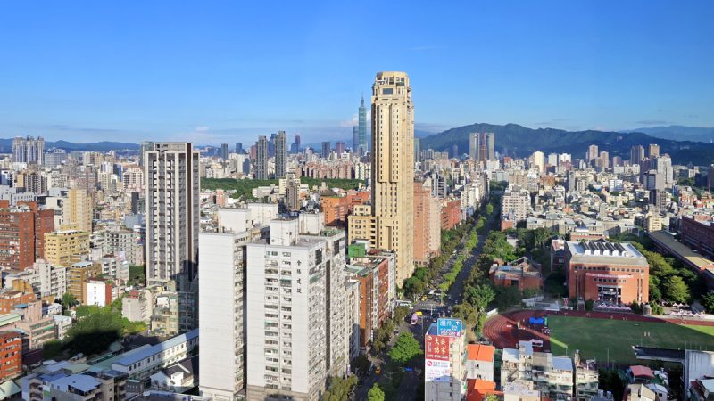 台北市新高樓、老舊房比鄰而建，然老屋仍佔多數。