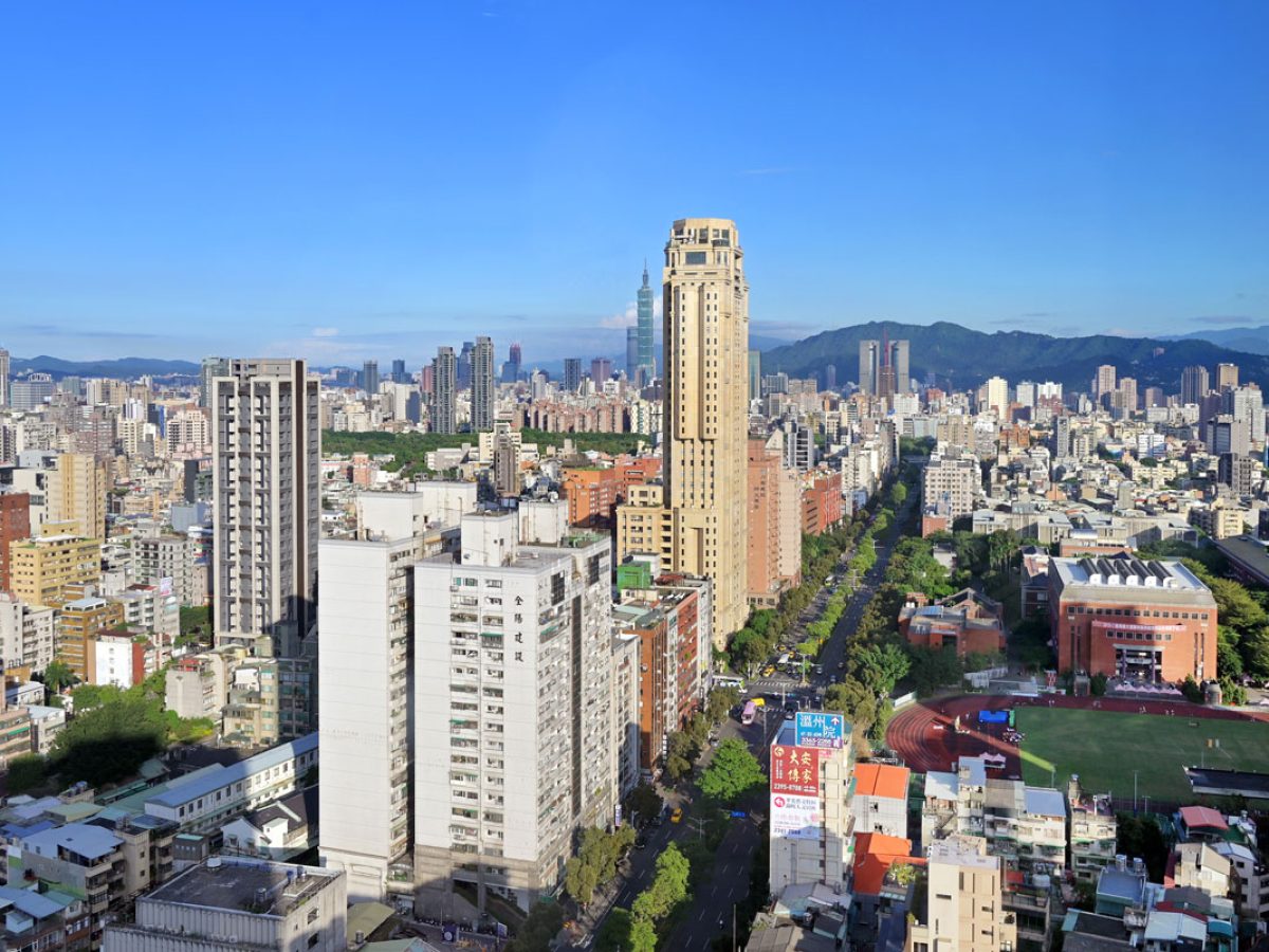 台北市新高樓、老舊房比鄰而建，然老屋仍佔多數。
