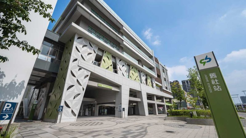 舊社捷運站為北屯總站與松竹共構站的中繼點，鄰大地商場、總站夜市、好市多，集結繁華於一身。