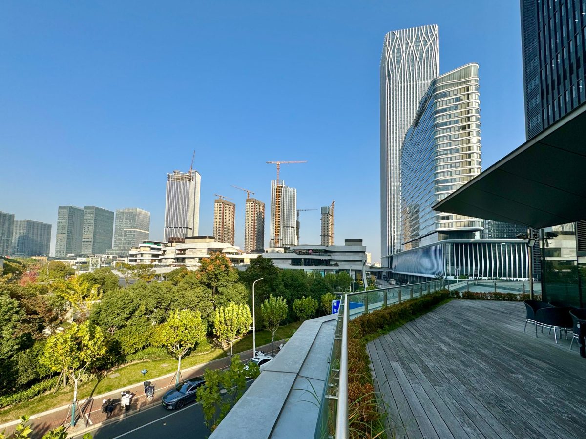 上海前灘商辦園區，為國際綠建築、健康建築認證聚落。