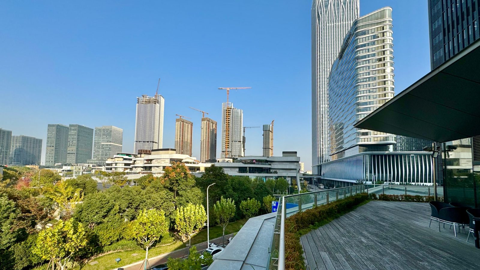 上海前灘商辦園區，為國際綠建築、健康建築認證聚落。