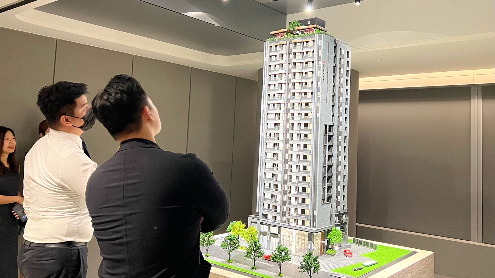 新案銷售現場民眾積極度高 。