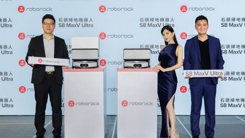 Roborock 石頭科技年度最強旗艦機皇 S8 MaxV Ultra登場（左起 Roborock 亞太地區高級銷售總監 李平、2024年度Roborock 代言人Ella陳嘉樺、樂視達集團 創辦人暨執行長 林耀池)