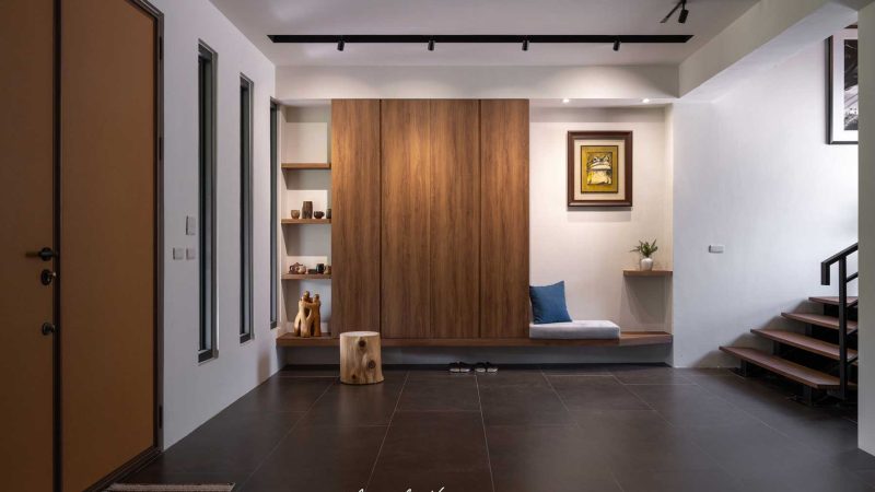 玄關
玄關與擺設呈現的木質原始感，搭配微跳色的編織紋繃布坐墊。讓色彩不至於太過雷同