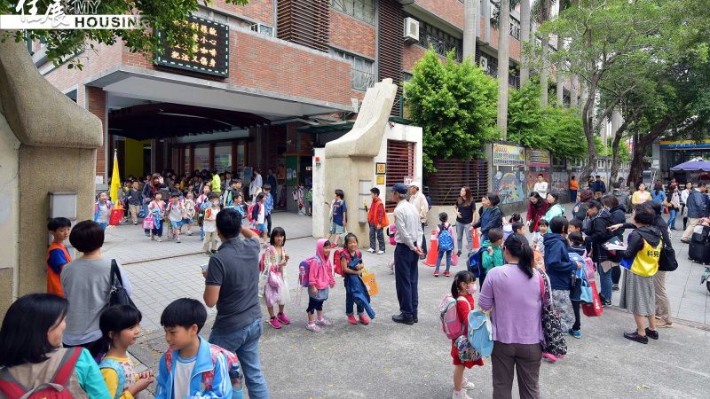忠孝國小 放學人潮